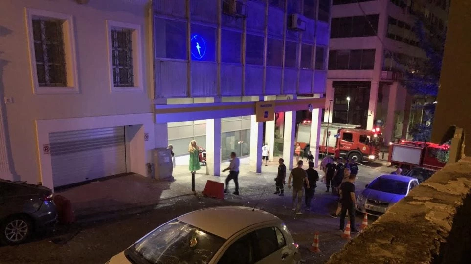 Ισχυρή έκρηξη έξω από κτήριο στον Πειραιά